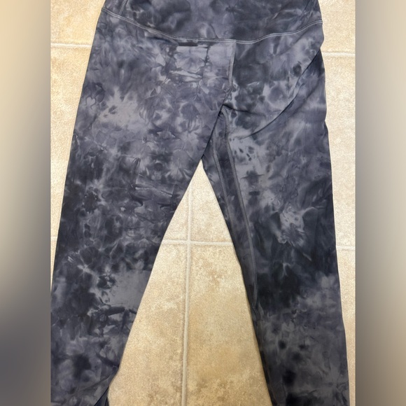 Lululemon leggings never worn - Picture 2 of 3